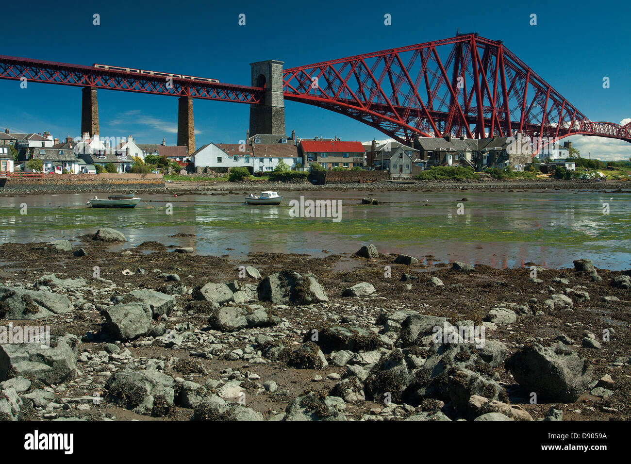 Die Forth-Eisenbahnbrücke und den Firth of Forth von North Queensferry, Fife Stockfoto