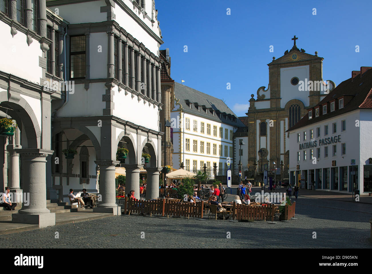 Rathausplatz Mit Rathausarkaden, Gymnasium Theodorianum Und Marktkirche in Paderborn, Ostwestfalen-Lippe, Nordrhein-Westfalen Stockfoto