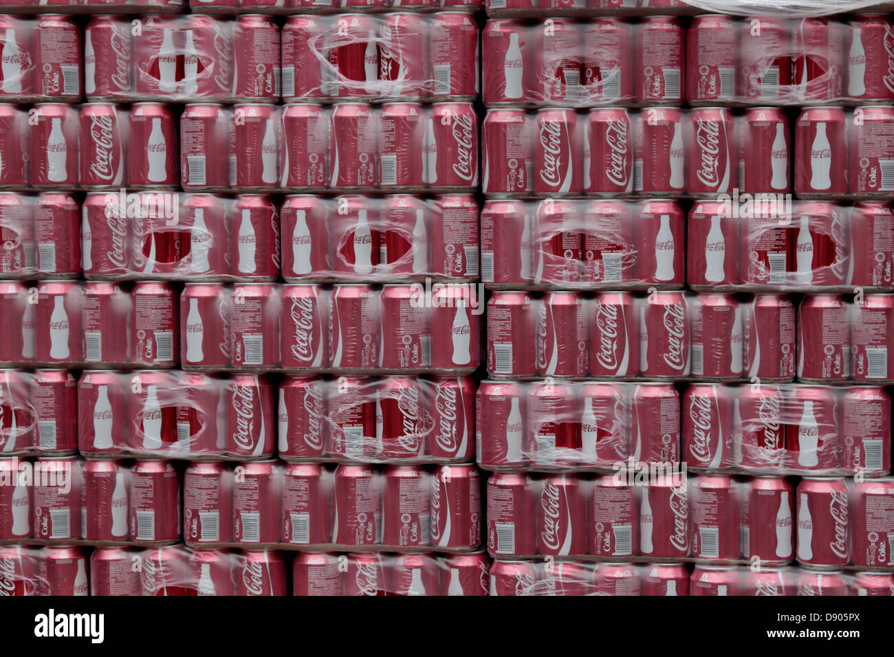 Kisten COCA Cola Dosen ISTANBUL Türkei 10. November 2012 Stockfoto