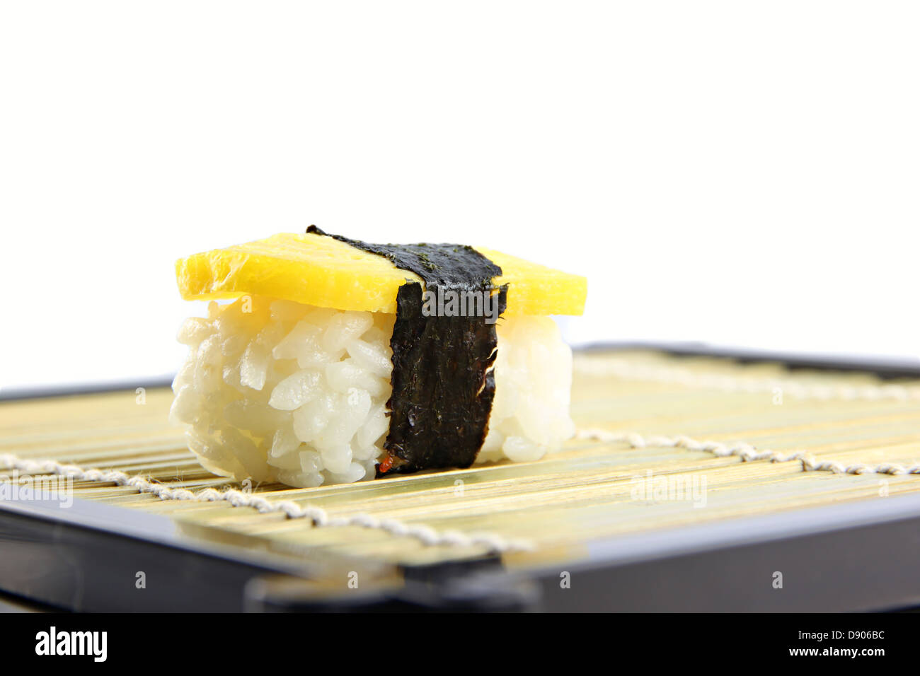 Das süße Ei Sushi auf dem Teller in der Seite angezeigt. Stockfoto