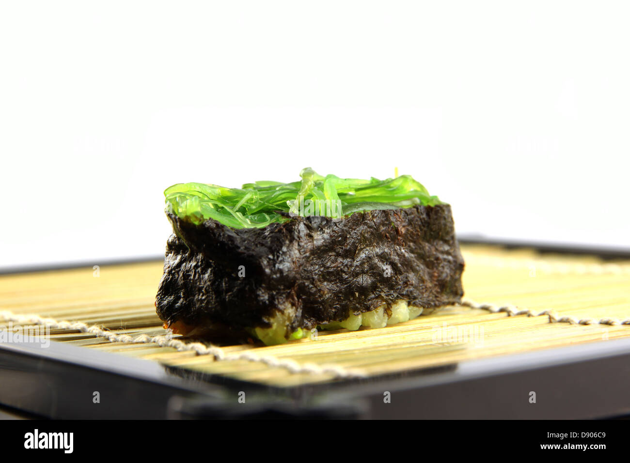 Die Algen Sushi auf dem Teller in der Seite angezeigt. Stockfoto