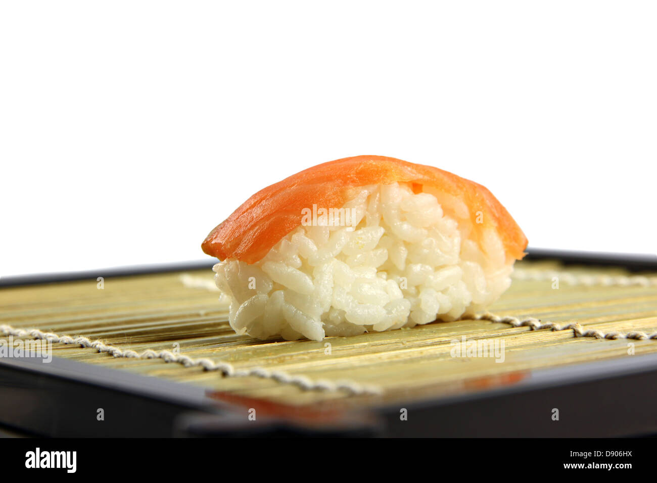 Die Thunfisch-Sushi auf dem Teller in Seite betrachtet. Stockfoto