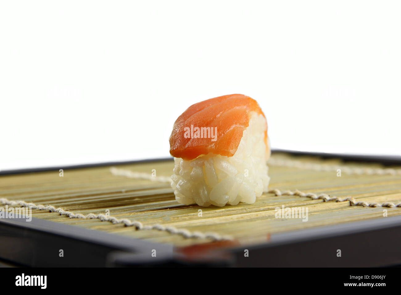 Die Thunfisch-Sushi auf dem Teller in Seite betrachtet. Stockfoto