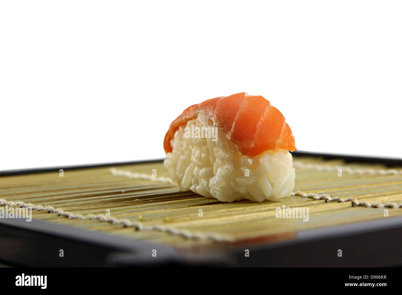Die Thunfisch-Sushi auf dem Teller in Seite betrachtet. Stockfoto