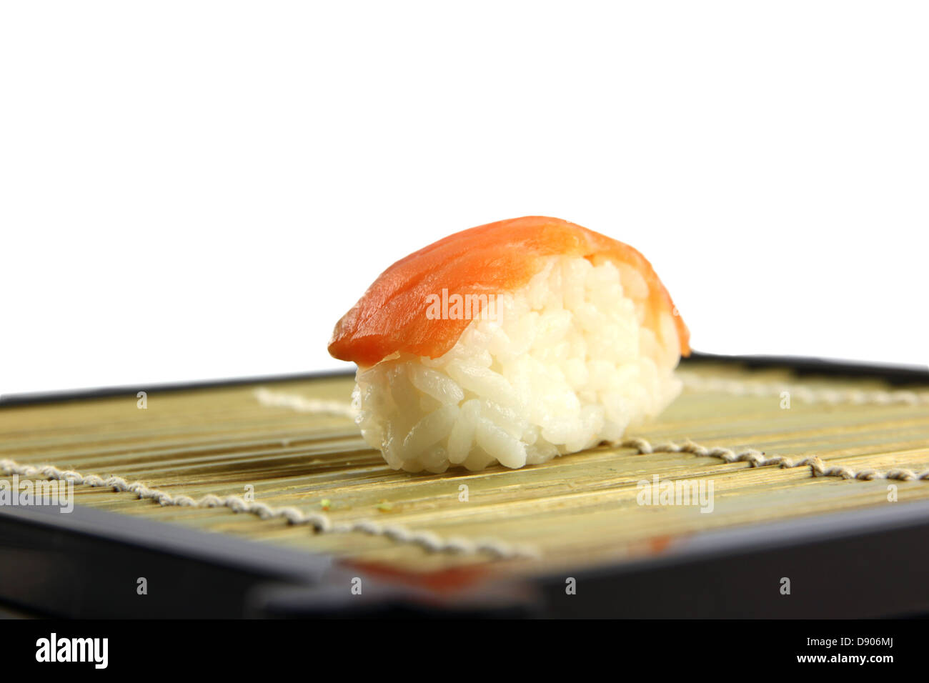 Die Thunfisch-Sushi auf dem Teller in Seite betrachtet. Stockfoto