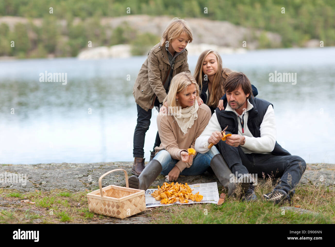 Eltern und 2 Kinder Pilze sammeln Stockfoto