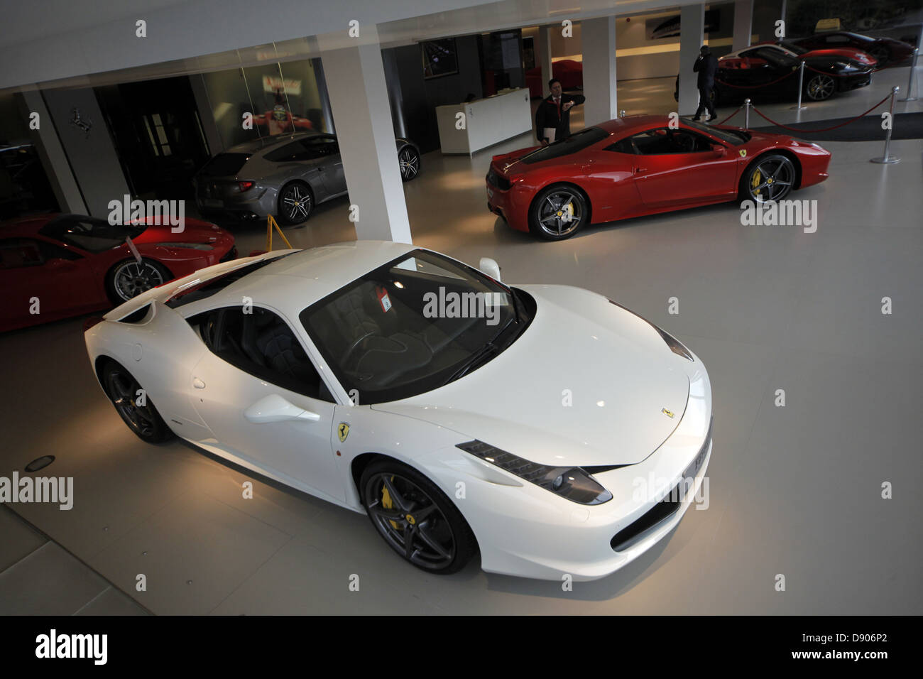 WEIßE & roten FERRARI 458 ITALIA Autos WILMSLOW ENGLAND 22. Februar 2013 Stockfoto