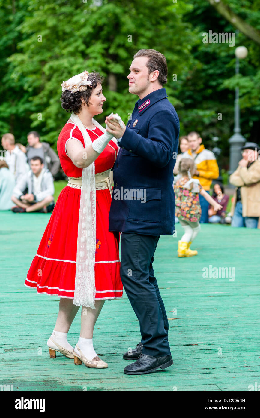 Moskau, Russland - Retro-Festival "Tage der Geschichte" im Eremitage Garten. Tanzpaar. Moskau, 26. Mai 2013 Stockfoto