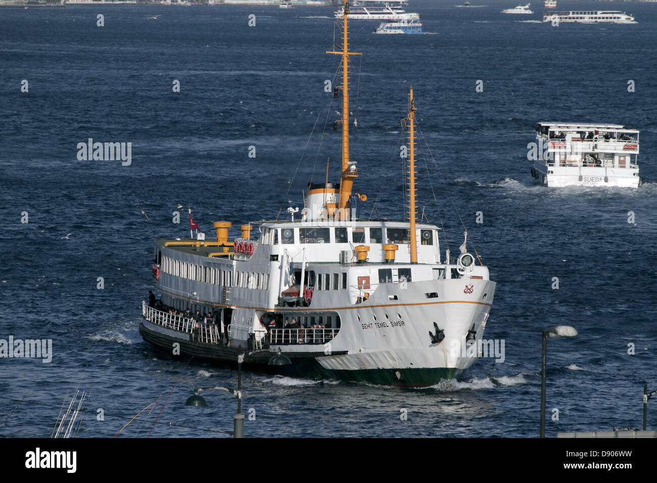 Fähren über den Bosporus EMINONU ISTANBUL Türkei 11. November 2012 Stockfoto