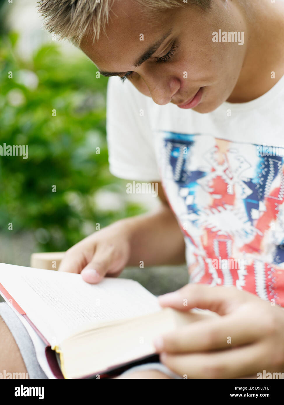 Teenager-Lesebuch im freien Stockfoto