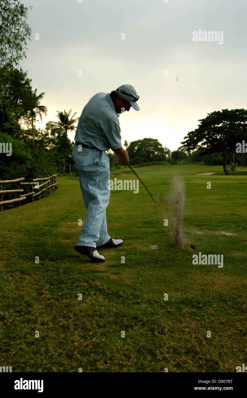 Ein Mann, Golf zu spielen. Stockfoto