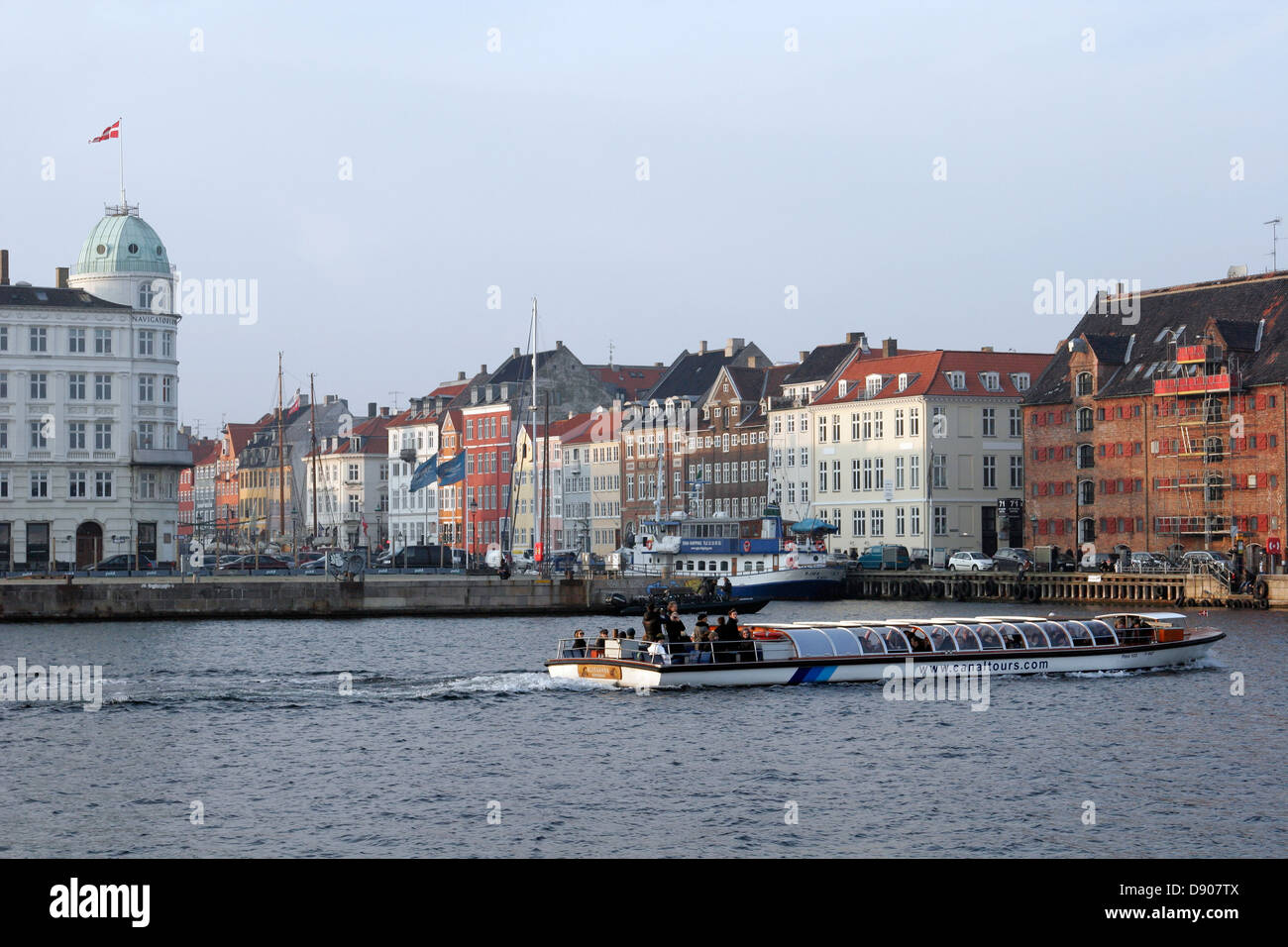 Touristenboot vor dem Hafen Nyhavn, Kopenhagen, Dänemark Stockfoto