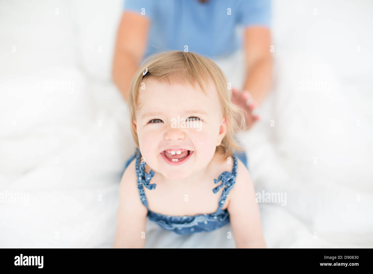Studioaufnahme von glückliche kleine Mädchen mit dem Vater im Hintergrund Stockfoto