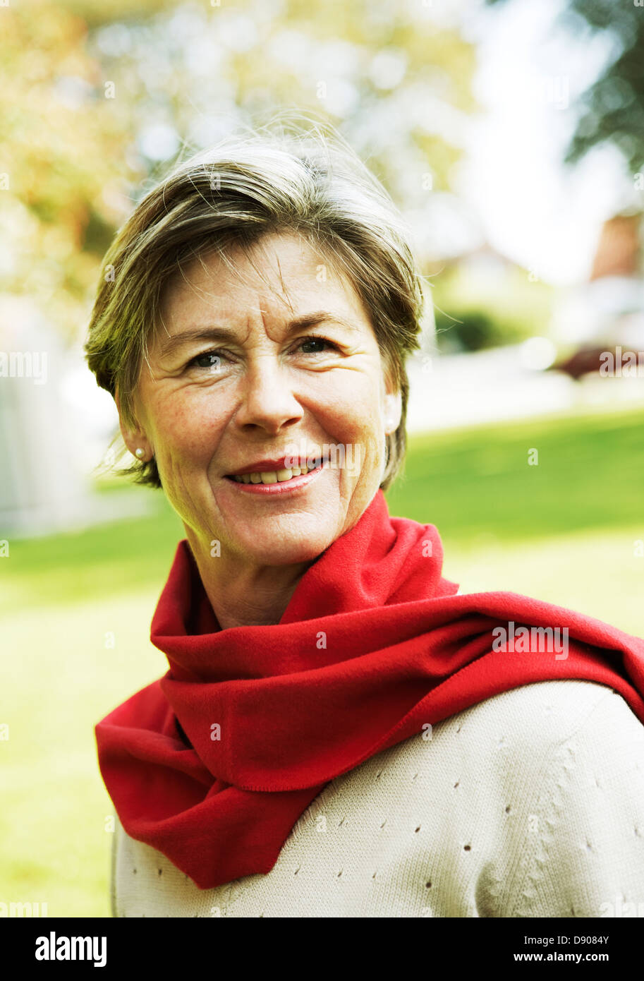 Porträt einer Frau trägt einen roten Schal. Stockfoto