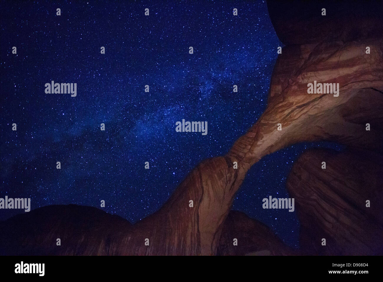 USA, Utah, Moab, Arches Nationalpark, Double Arch und Milky Way Stockfoto