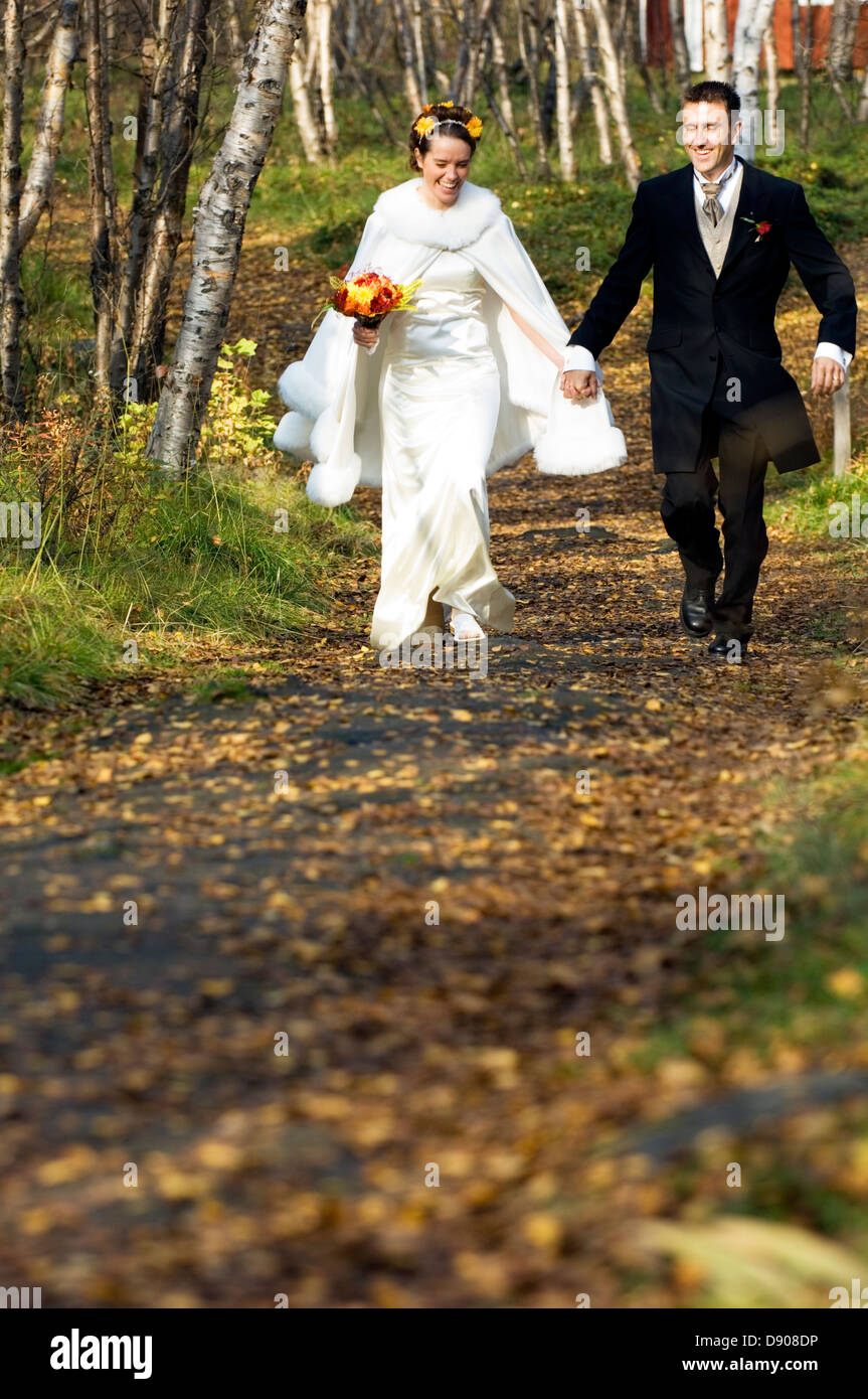 Ein Brautpaar laufen. Stockfoto