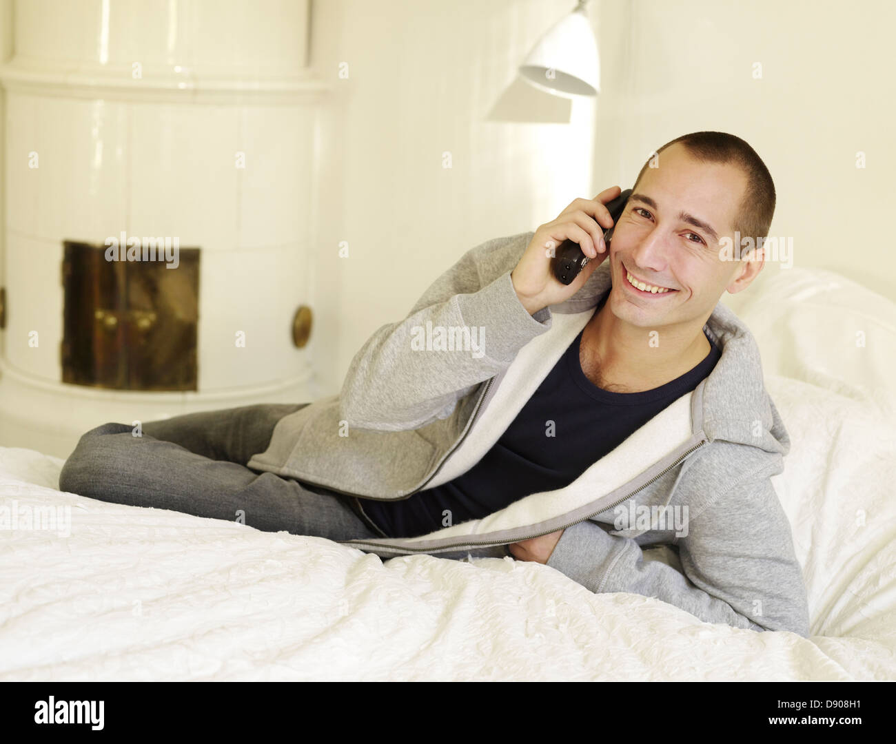 Porträt eines Mannes mittleren Erwachsenenalter in einem Bett, Schweden. Stockfoto