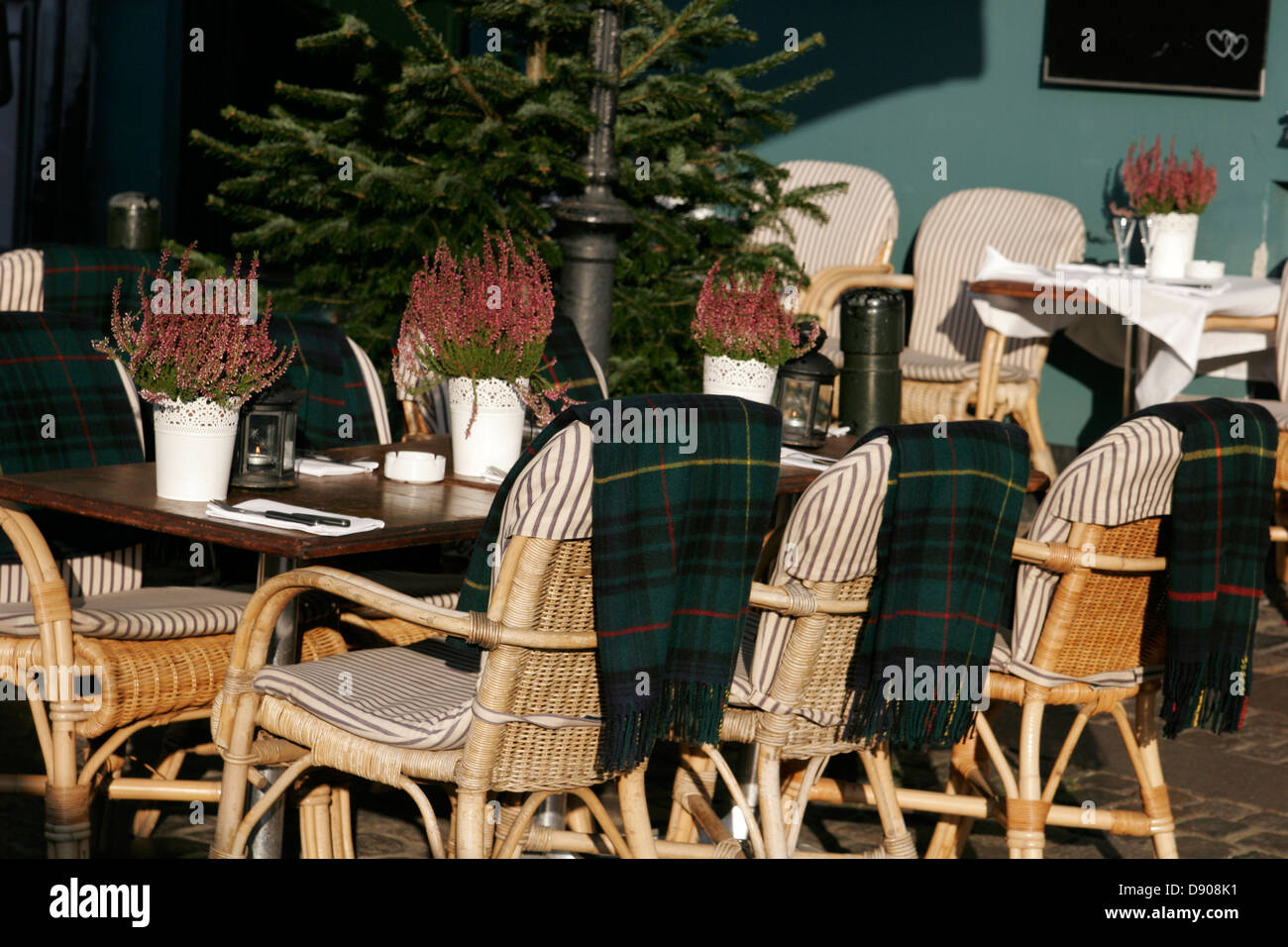Terrasse mit Tischen und Stühlen auf dem Bürgersteig, Nyhavn Hafen, Kopenhagen, Dänemark Stockfoto