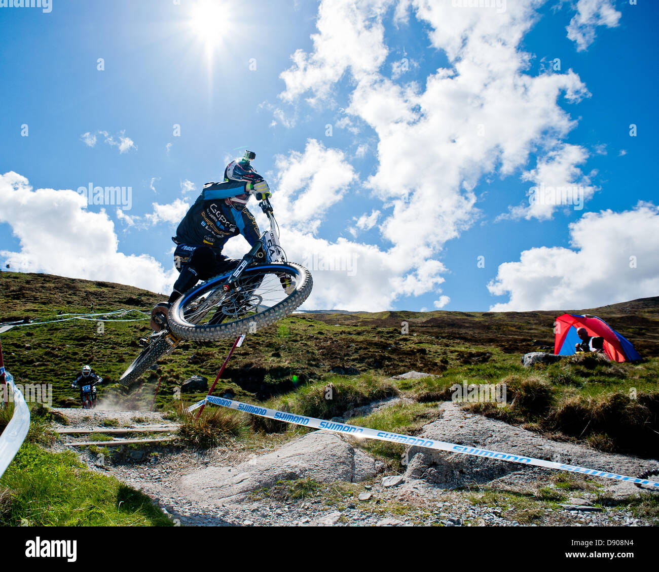 Nevis Range, Fort William, Schottland, UK. 7. Juni 2013. Der 11. Runde der U.C.I Welt Mountain Bike Downhill jährliche findet an diesem Wochenende mit allen Welten besten männlichen und weiblichen Fahrer hier. Heute ist Praxis und eines Zeitlaufs statt in herrlichen schottischen Apartmenthaus Credit: Kenny Ferguson/Alamy Live News Stockfoto