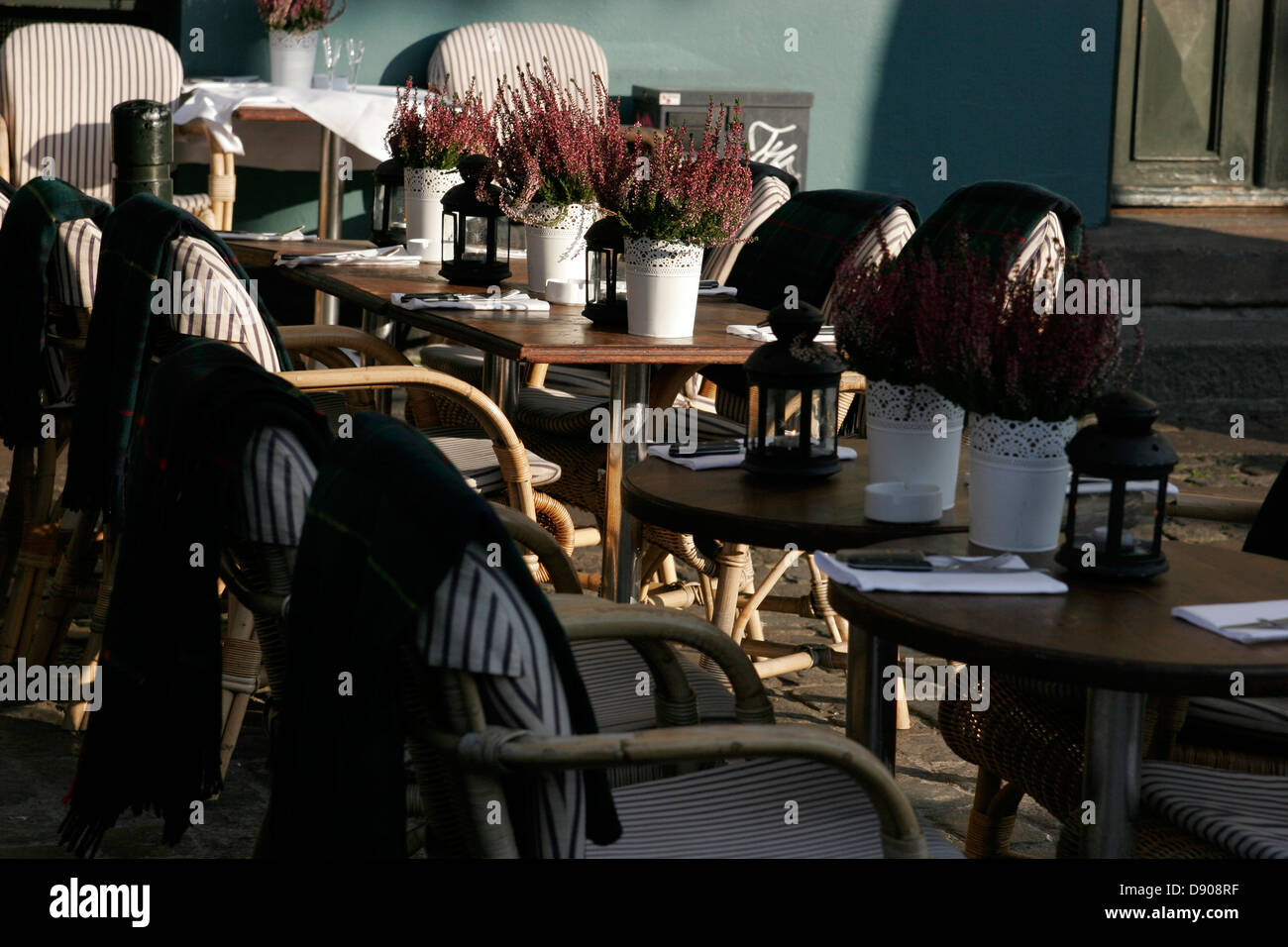 Terrasse mit Tischen und Stühlen auf dem Bürgersteig, Nyhavn Hafen, Kopenhagen, Dänemark Stockfoto