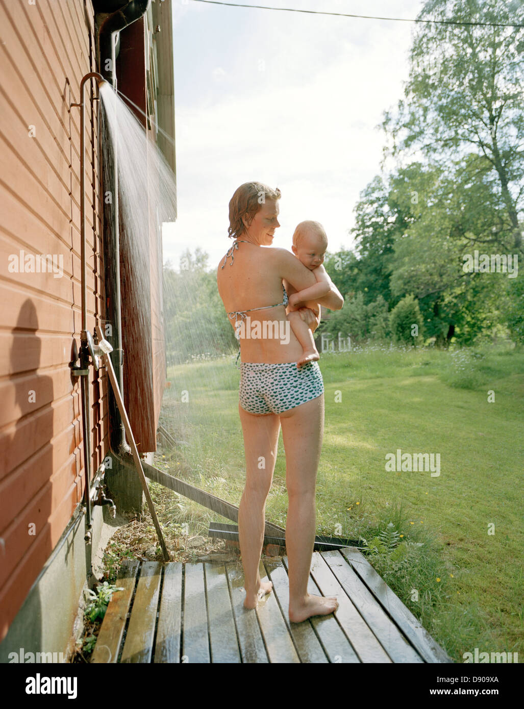 Jungs Duschen Draußen Stockfotos und -bilder Kaufen - Alamy