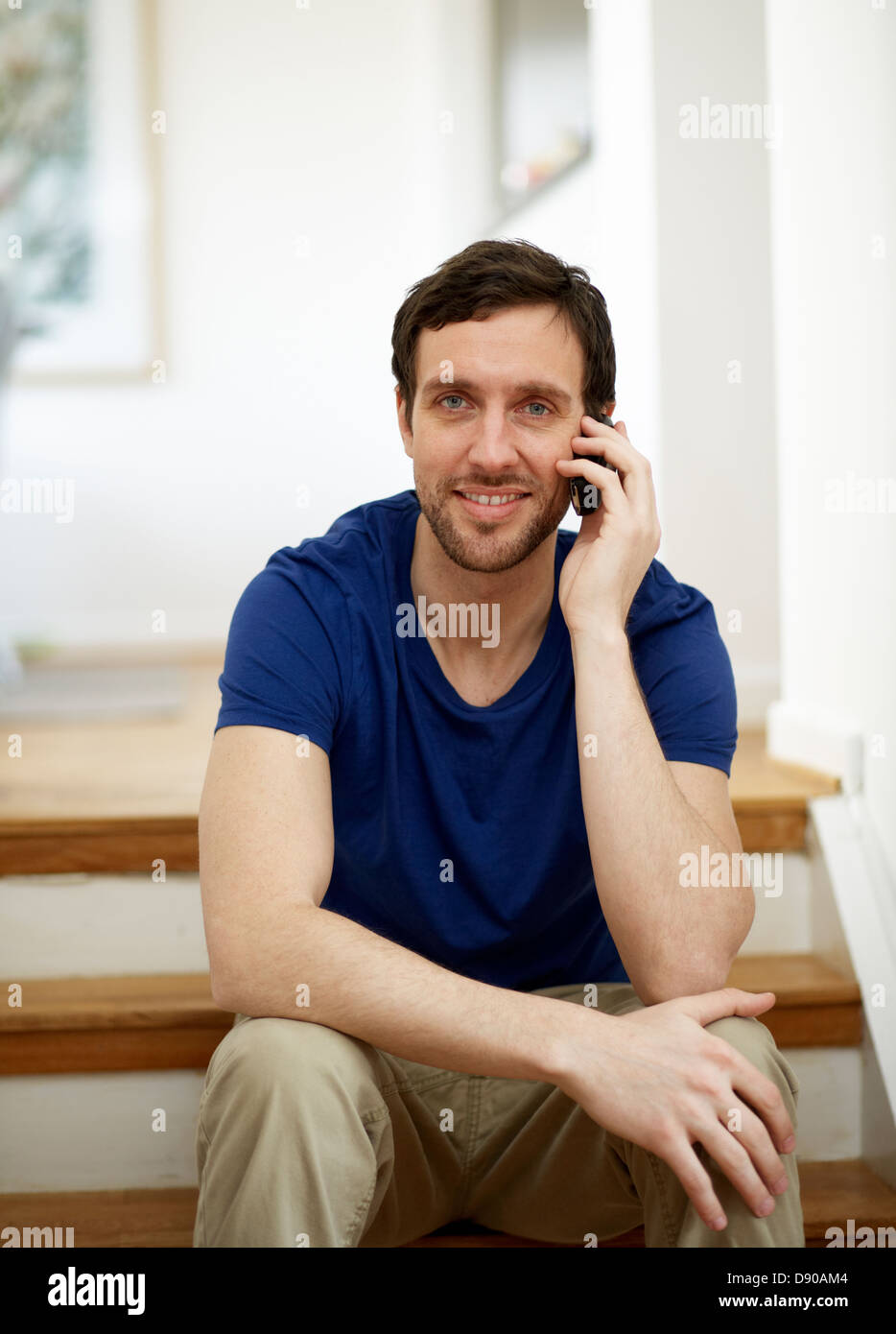 Porträt von Mitte erwachsener Mann am Telefon Stockfoto