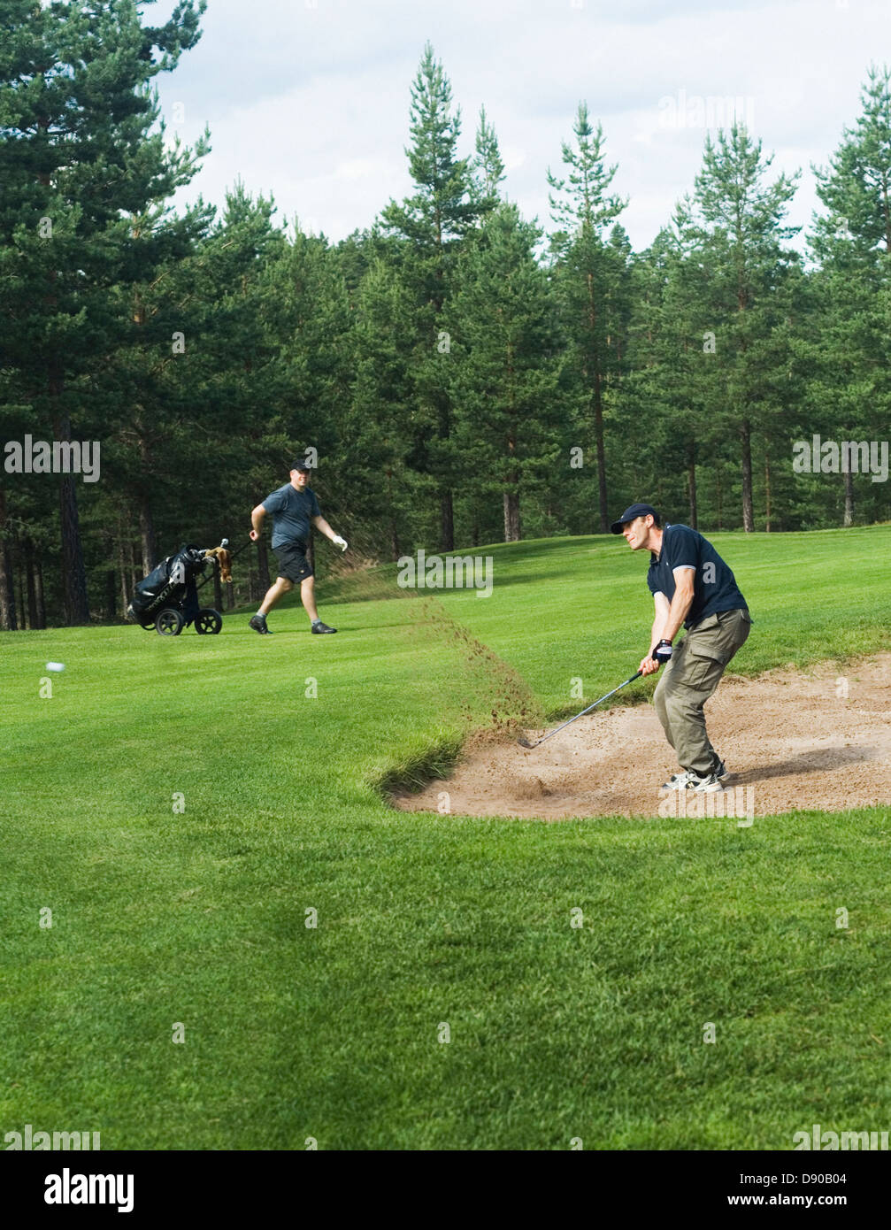Ein Mann in Dalarnan Schweden Golf zu spielen. Stockfoto