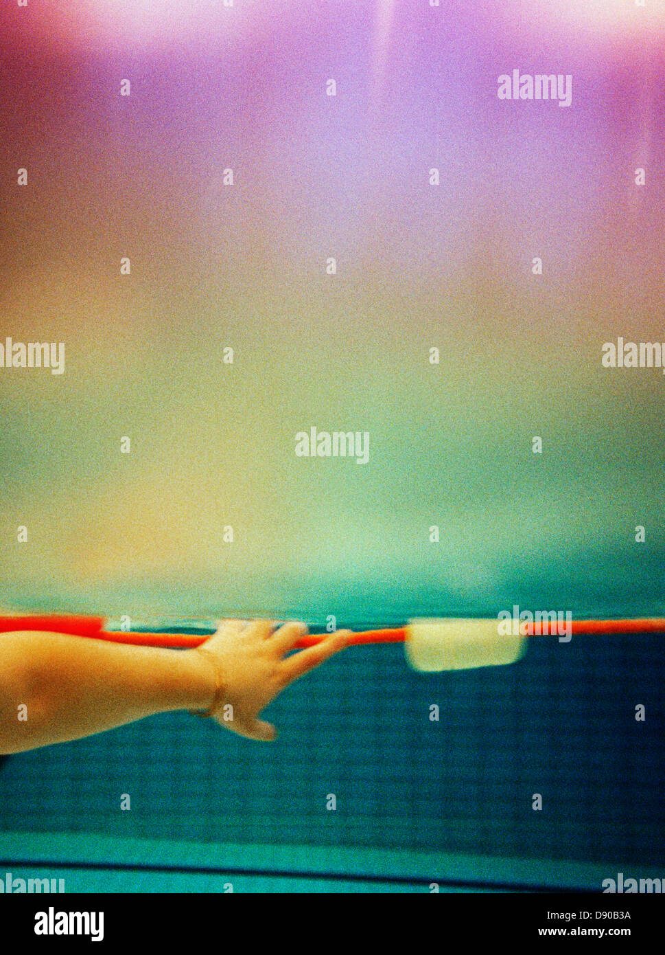 Den Arm einer Person in einem Schwimmbad. Stockfoto