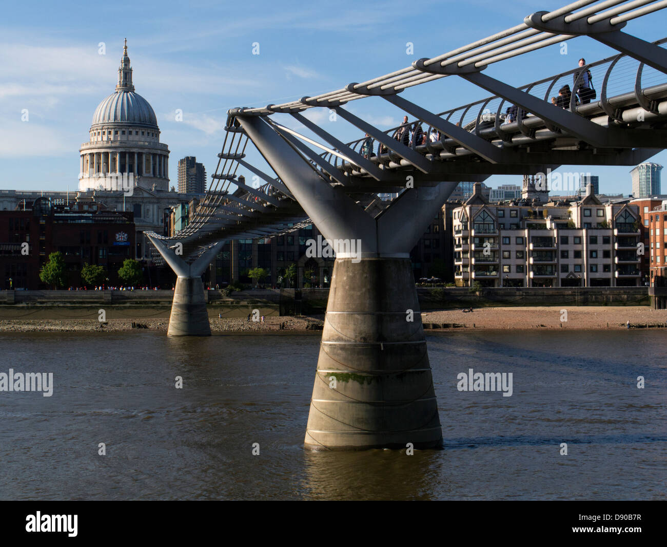 Millennium Bridge über die Themse in Richtung St. Pauls Cathedral, London, UK Stockfoto