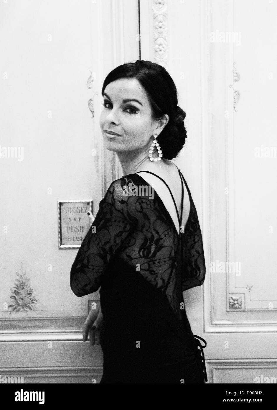 Porträt einer schönen Frau in einem schwarzen Kleid. Stockfoto