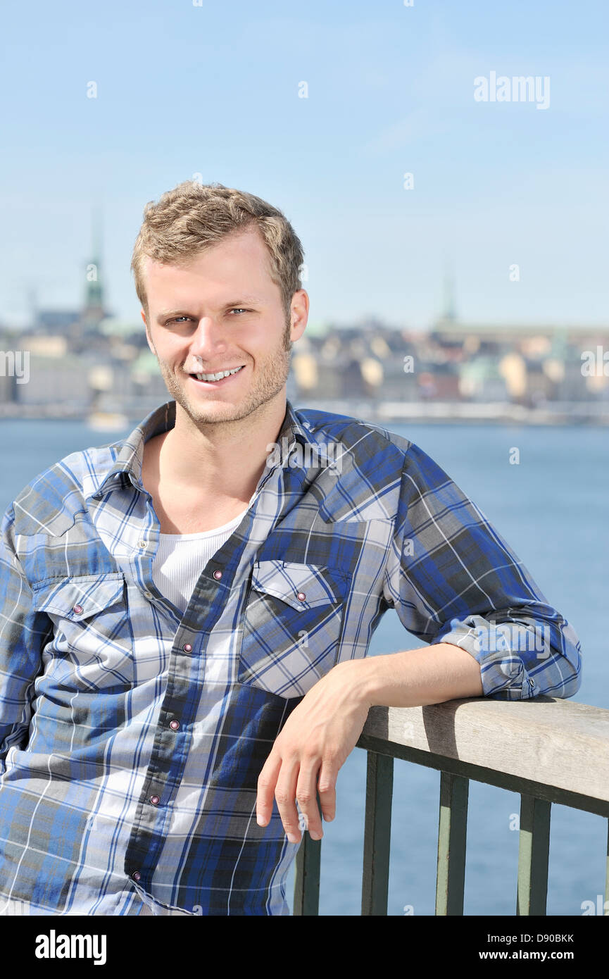 Porträt eines jungen blonden Mannes, Schweden. Stockfoto