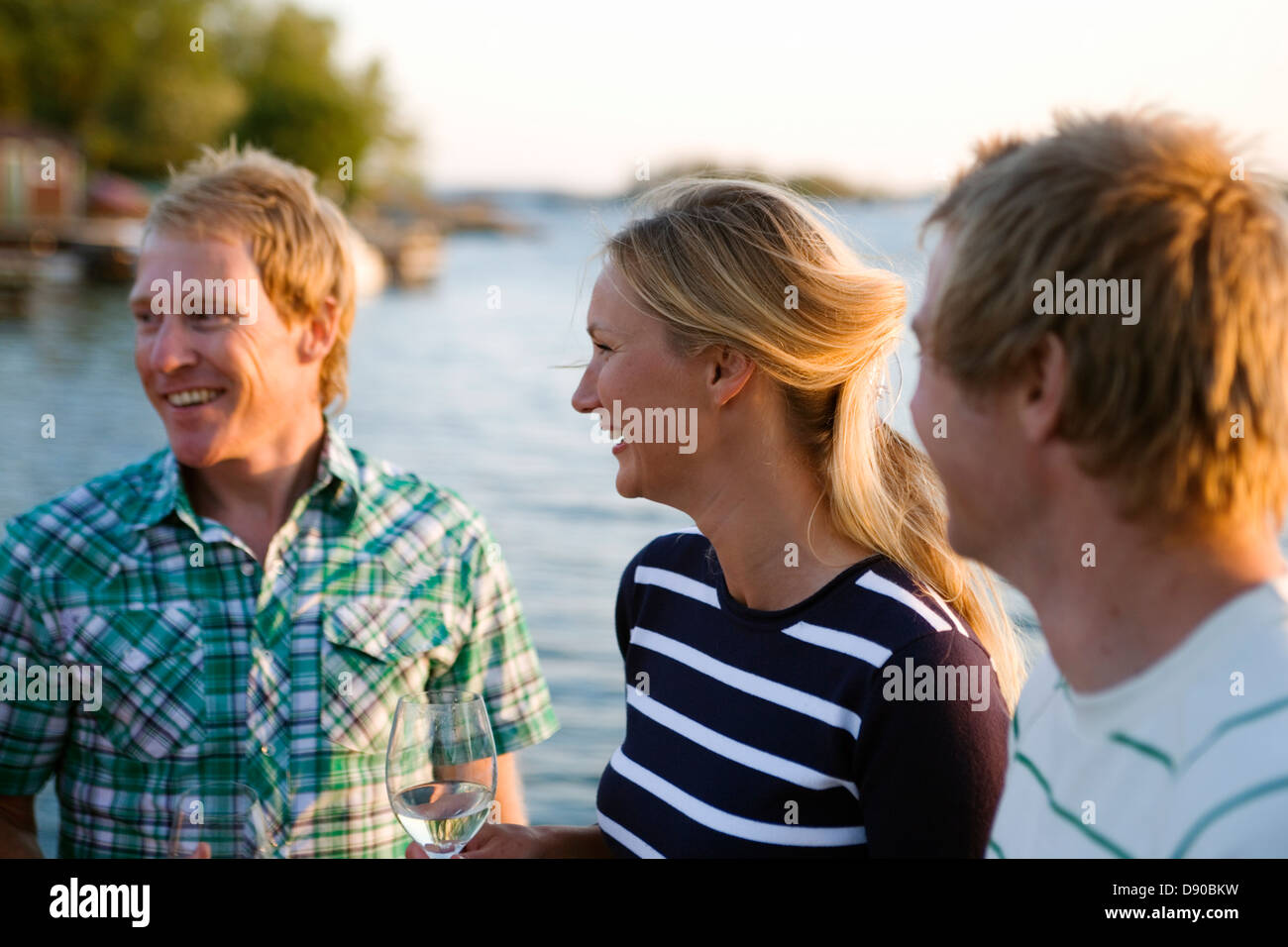 Drei glückliche Menschen, Fejan, Stockholmer Schären, Schweden. Stockfoto