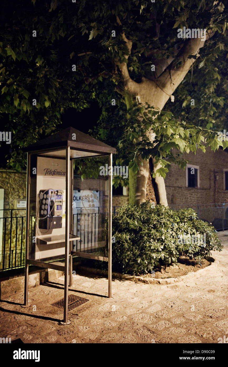 Eine Telefonzelle in der Nacht, Spanien. Stockfoto