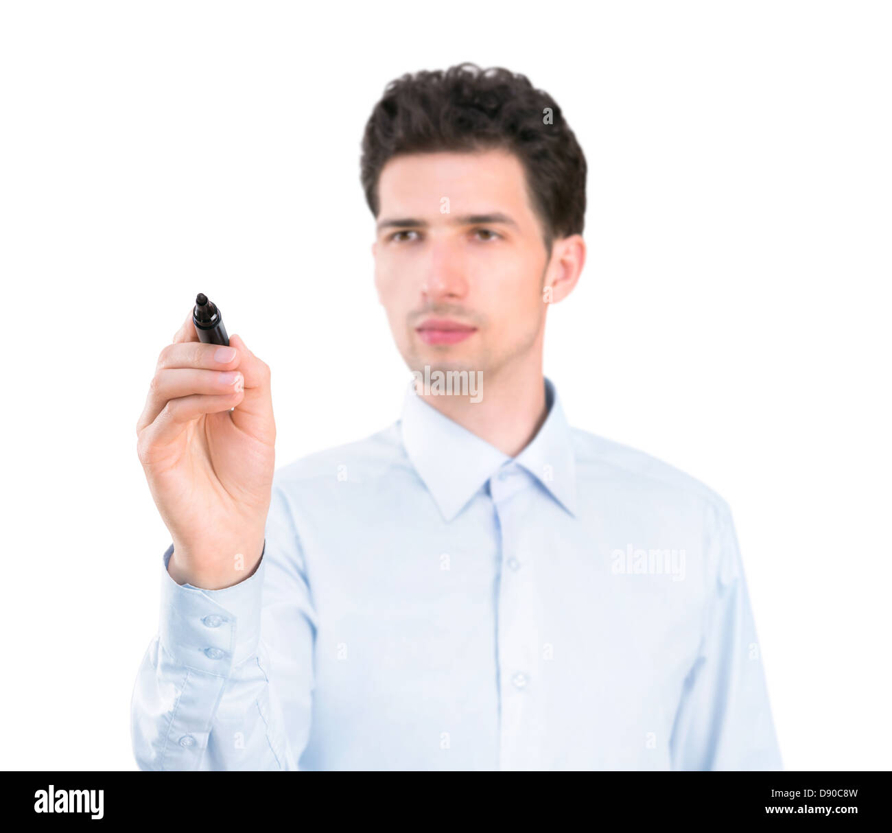 Porträt eines jungen nachdenklich Geschäftsmann hält eine Markierung und schriftlich auf die leeren Exemplar. Isoliert auf weißem Hintergrund. Stockfoto