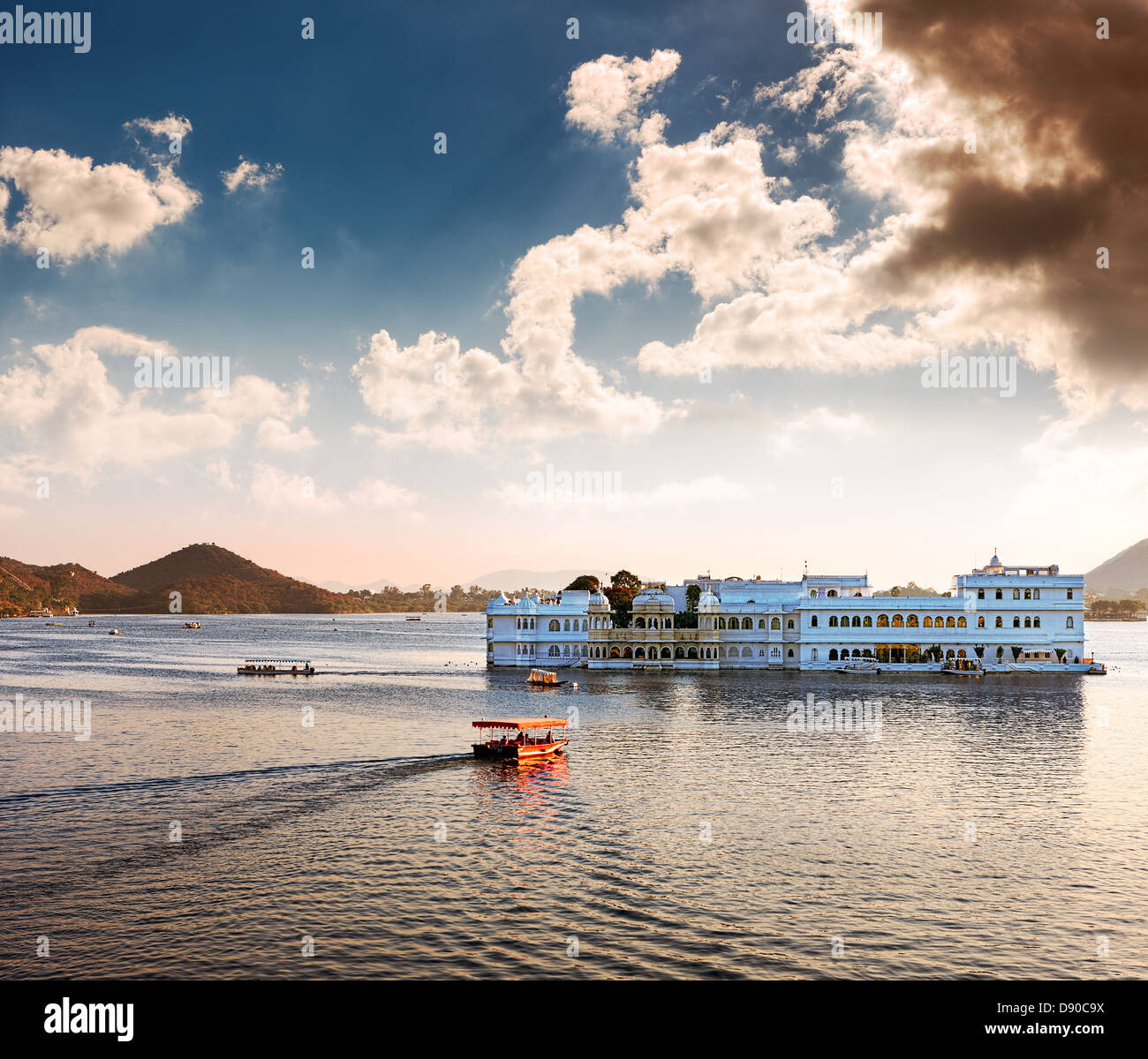 PicholaSee und Taj Lake Palace Udaipur, Rajasthan, Indien, Asien