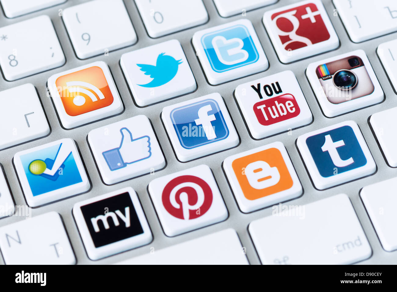 Eine social-Media-Logo-Sammlung von bekannten social Network Marke platziert auf modernen Computer-Tastatur Stockfoto