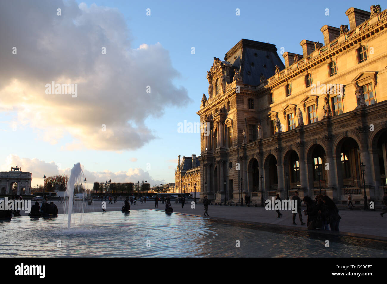 Gebäude und Pool im Le Louvre in Paris Stockfoto