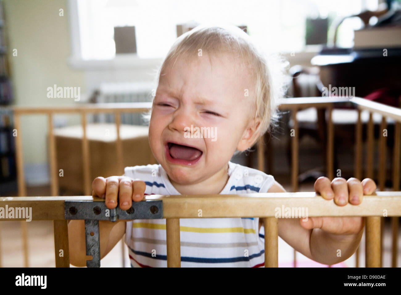 Ein weinendes Kind in einen Laufstall. Stockfoto