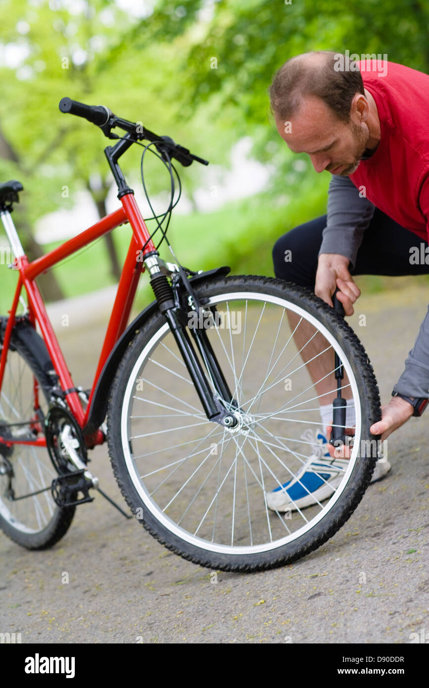 Man pumpt Fahrrad-Reifen im park Stockfotografie - Alamy