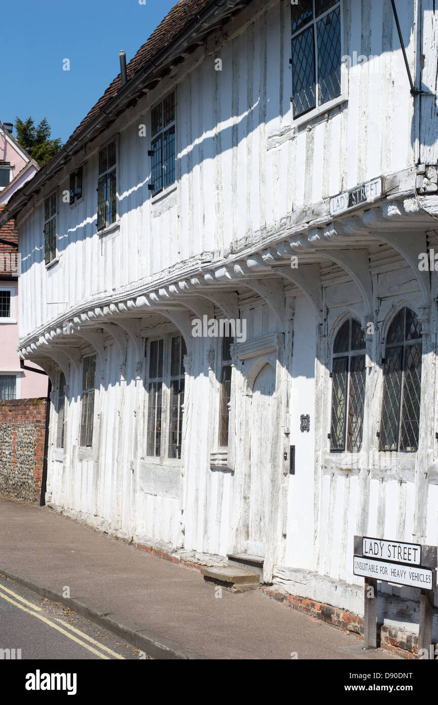 UK England Suffolk Lavenham: Eine weiß gestrichene mittelalterlichen (16. Jahrhundert) englische Fachwerkhaus in Lady Street. Stockfoto