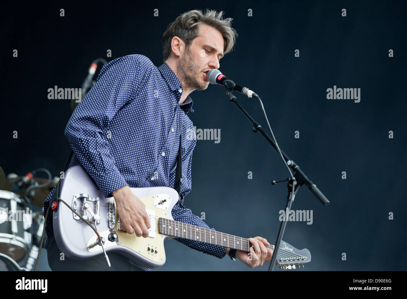 Nürnberg, Deutschland. 7. Juni 2013. Frontmann der deutschen Band Tocotronic,  Dirk von Lowtzow, führt beim Musikfestival Rock Im Park in Nürnberg, 7.  Juni 2013. Mehr als 70.000 Rockmusiker sollen das Festival bis