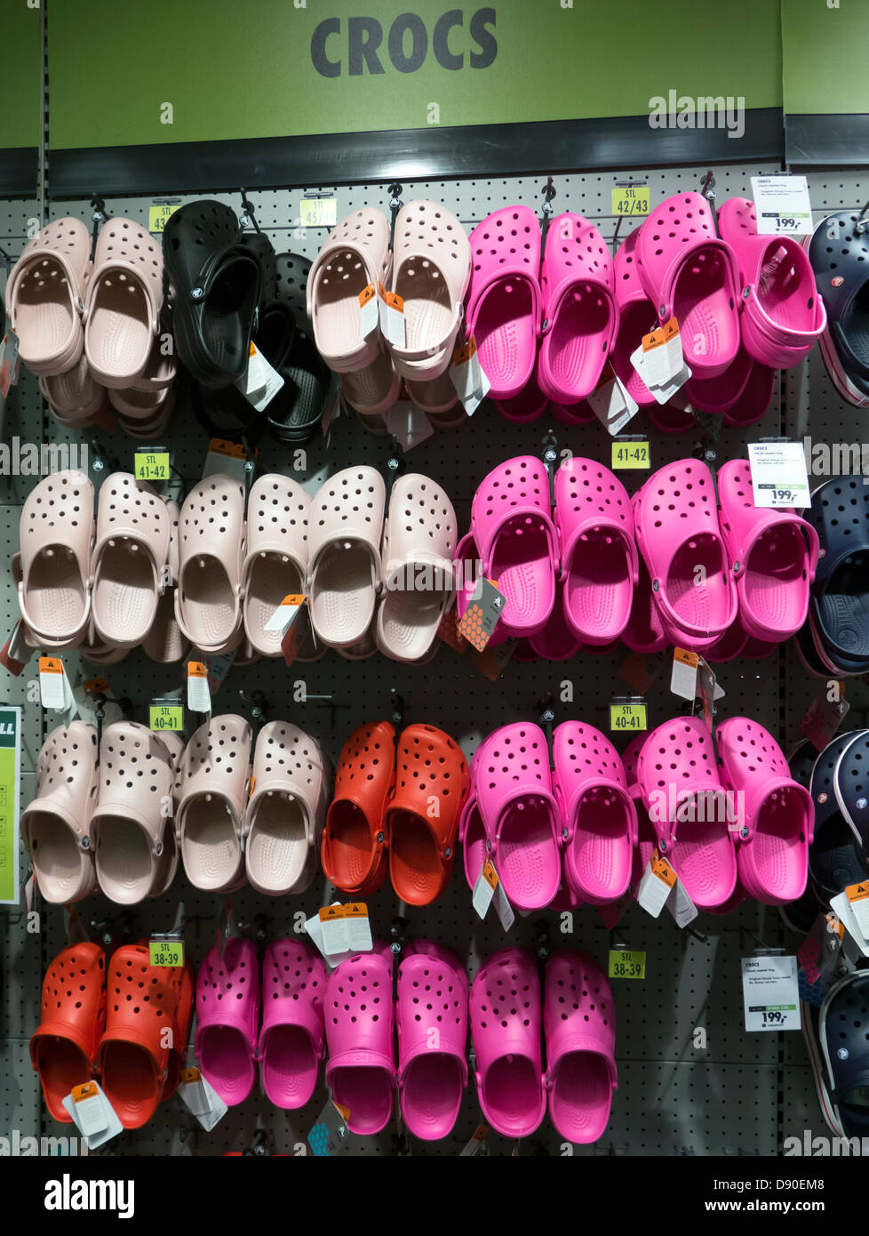 Crocs-Schuhe auf dem Display stehen in einem Schuhe Shop. Stockfoto
