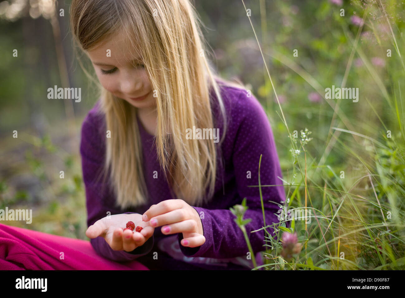 Mädchen halten Erdbeer und Berry Wildobst Stockfoto