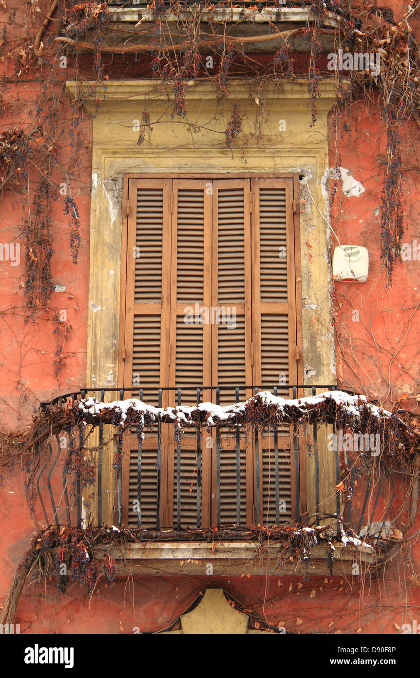 Romantischen Balkon mit geschlossenen Fensterläden und Metall Geländer im Winter Stockfoto