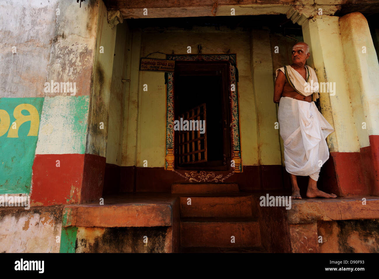 Ein Brahmane suchen außerhalb seines Hauses in Gokarna, Indien Stockfoto