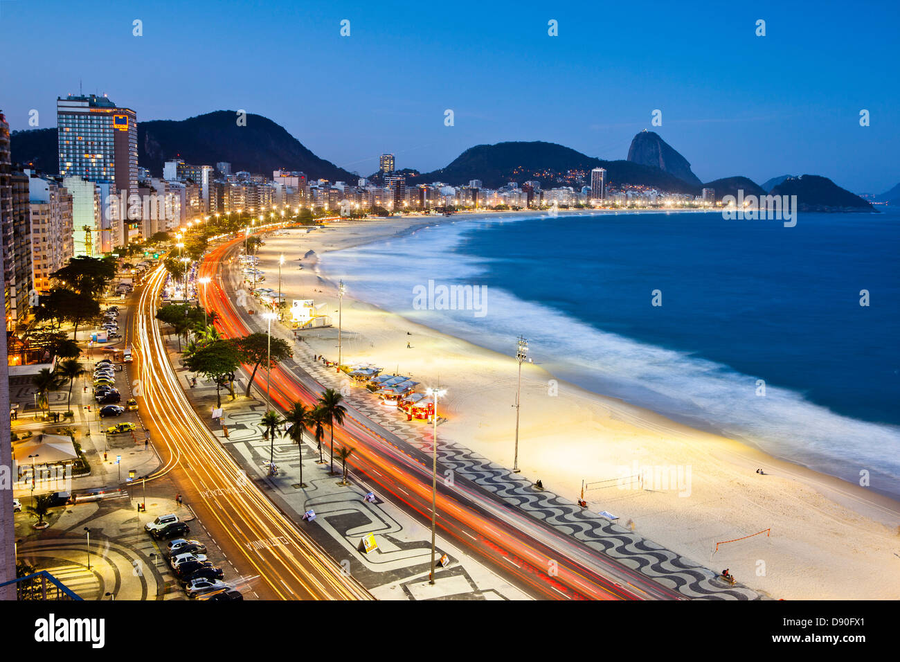 Sonnenuntergang am Strand von Copacabana, Rio De Janeiro, Brasilien Stockfoto