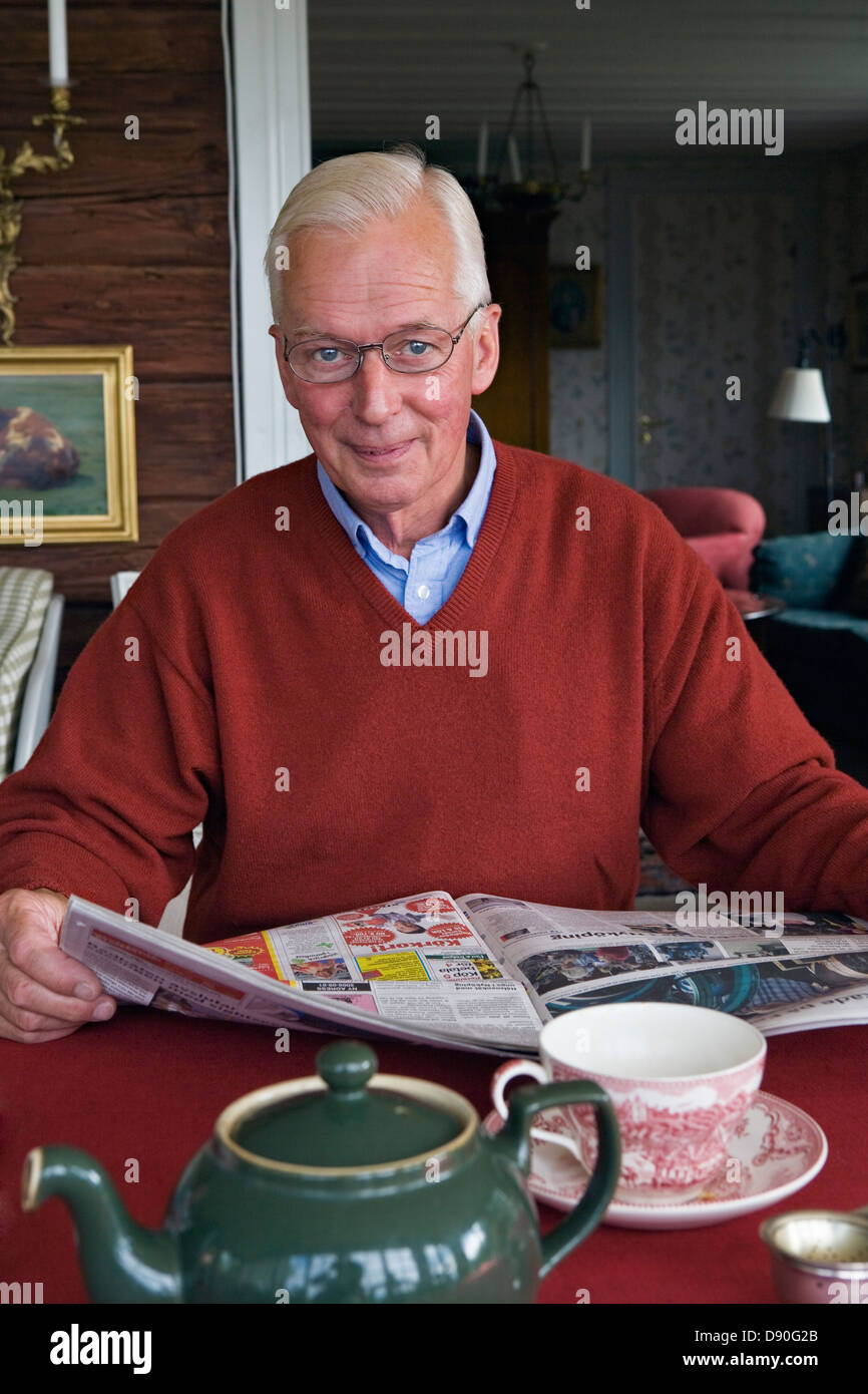 Senioren Herren Zeitungslektüre am Esstisch Stockfoto