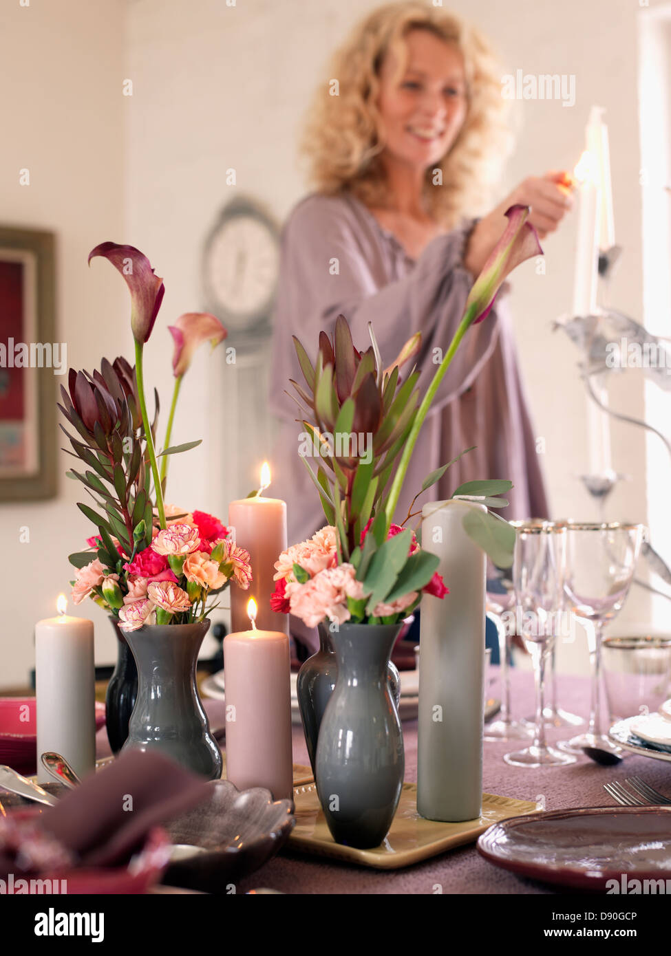 Frau Anzünden von Kerzen Stockfoto