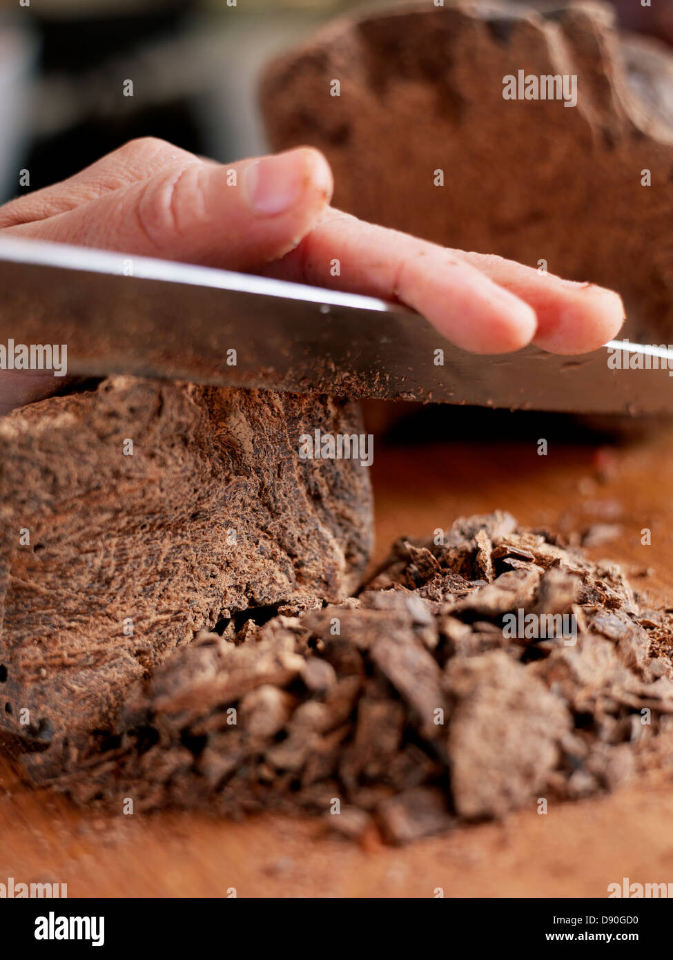 Frau schneiden Schokolade Stockfoto