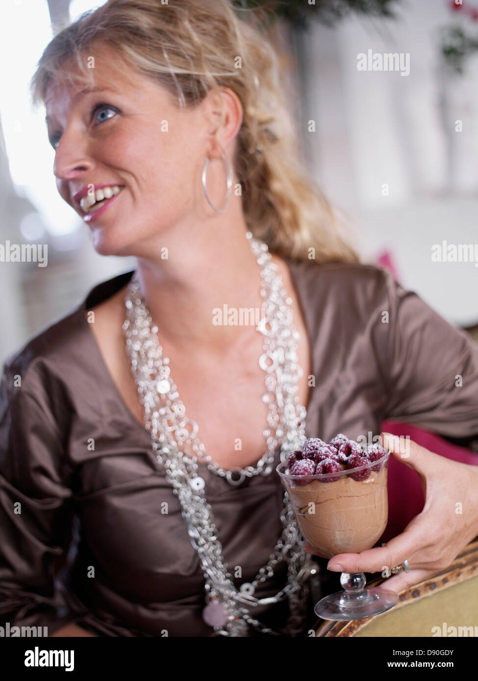 Frau mit Dessert, wegschauen Stockfoto